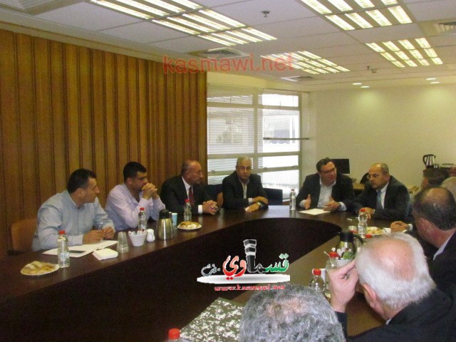 عادل بدير يجتمع بوزير المعارف شاي بيرون ومساعدة نصر ابو صافي في مكتبه  